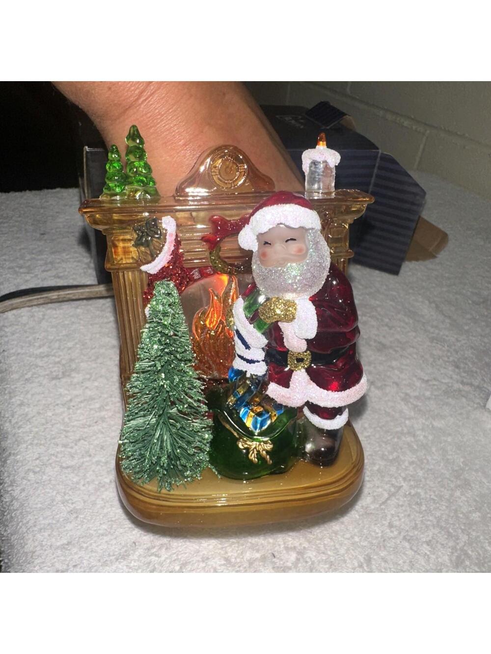 NIB ROMAN LIGHTS SANTA CLAUS In Front of a Sparkling fire Loot Bag & Tree